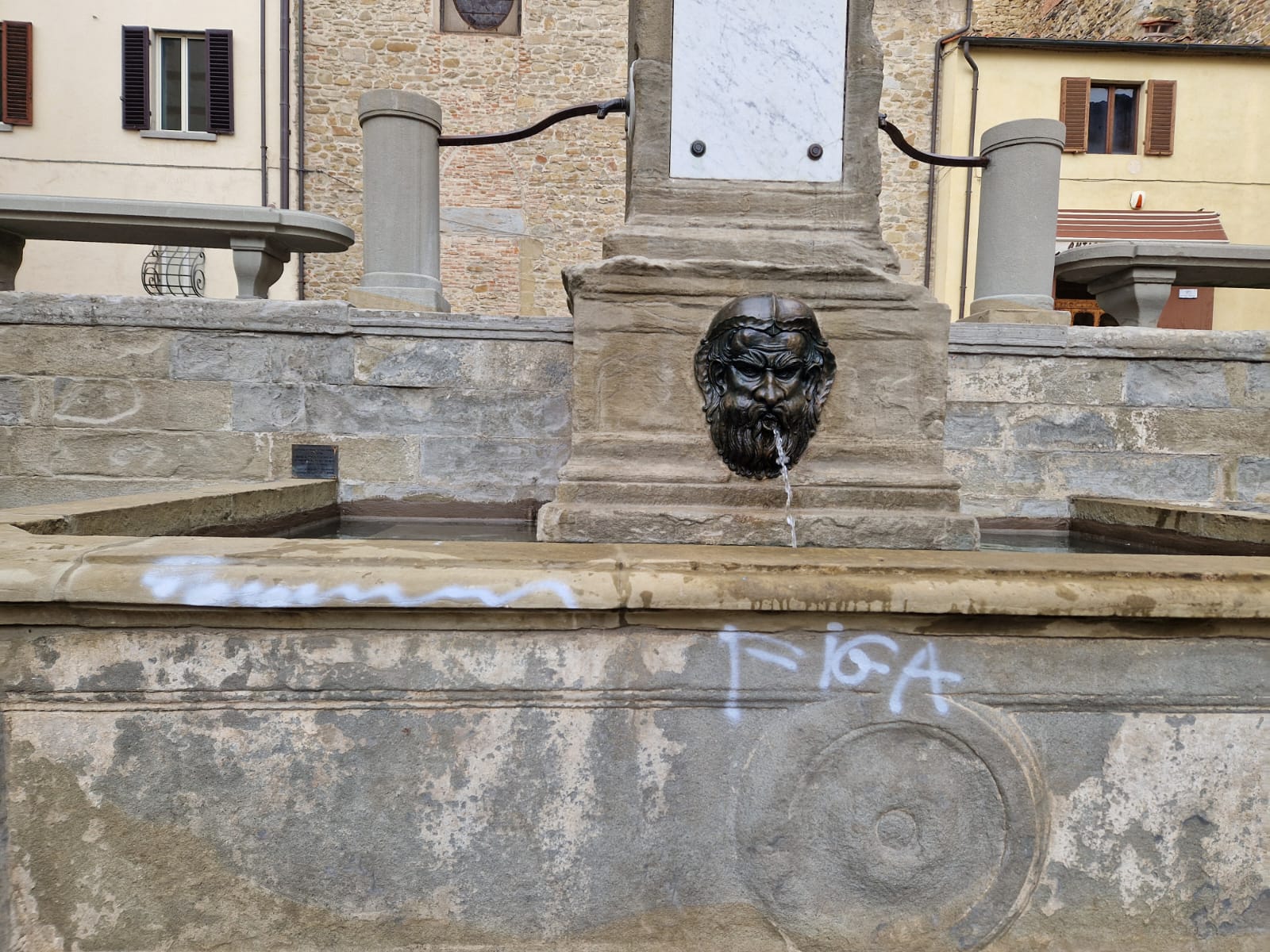 Vandalismo alla fontana di San Francesco, la presa di posizione del Consiglio comunale dei giovani di Sansepolcro