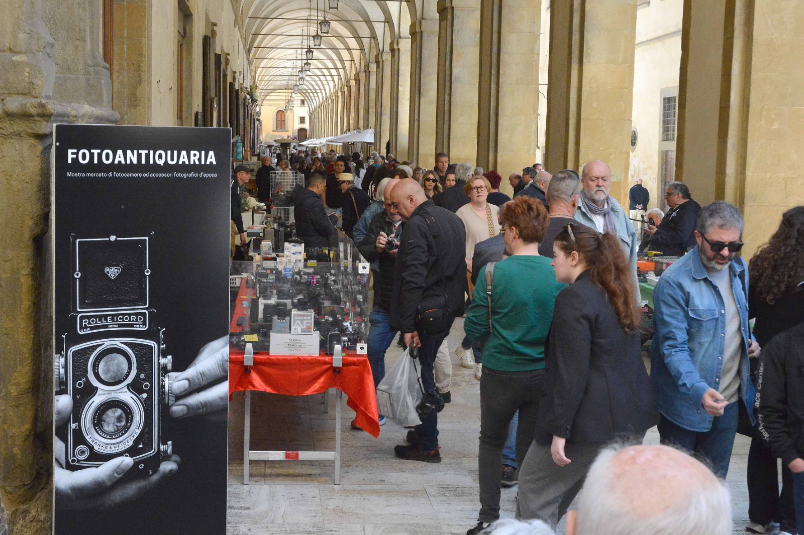 Foto Antiquaria ad Arezzo, 25 espositori da ogni parte d’Italia. Rarità e pezzi introvabili – Foto