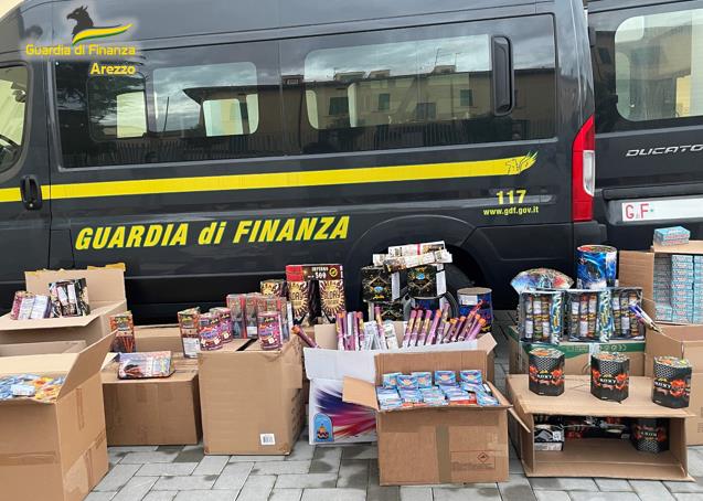 Fuochi d’artificio in un condominio, scatta il sequestro. Sorpresa: rinvenute 22 dosi di cocaina e 13.340 euro in contanti