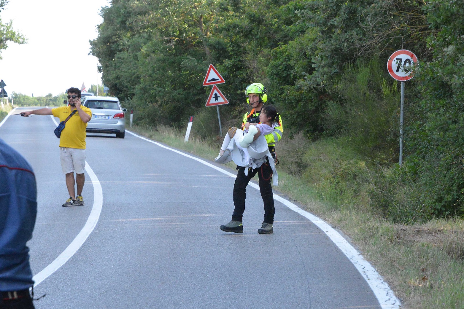 Pullman si schianta sul guard rail in A1, scatta maxi emergenza – Foto