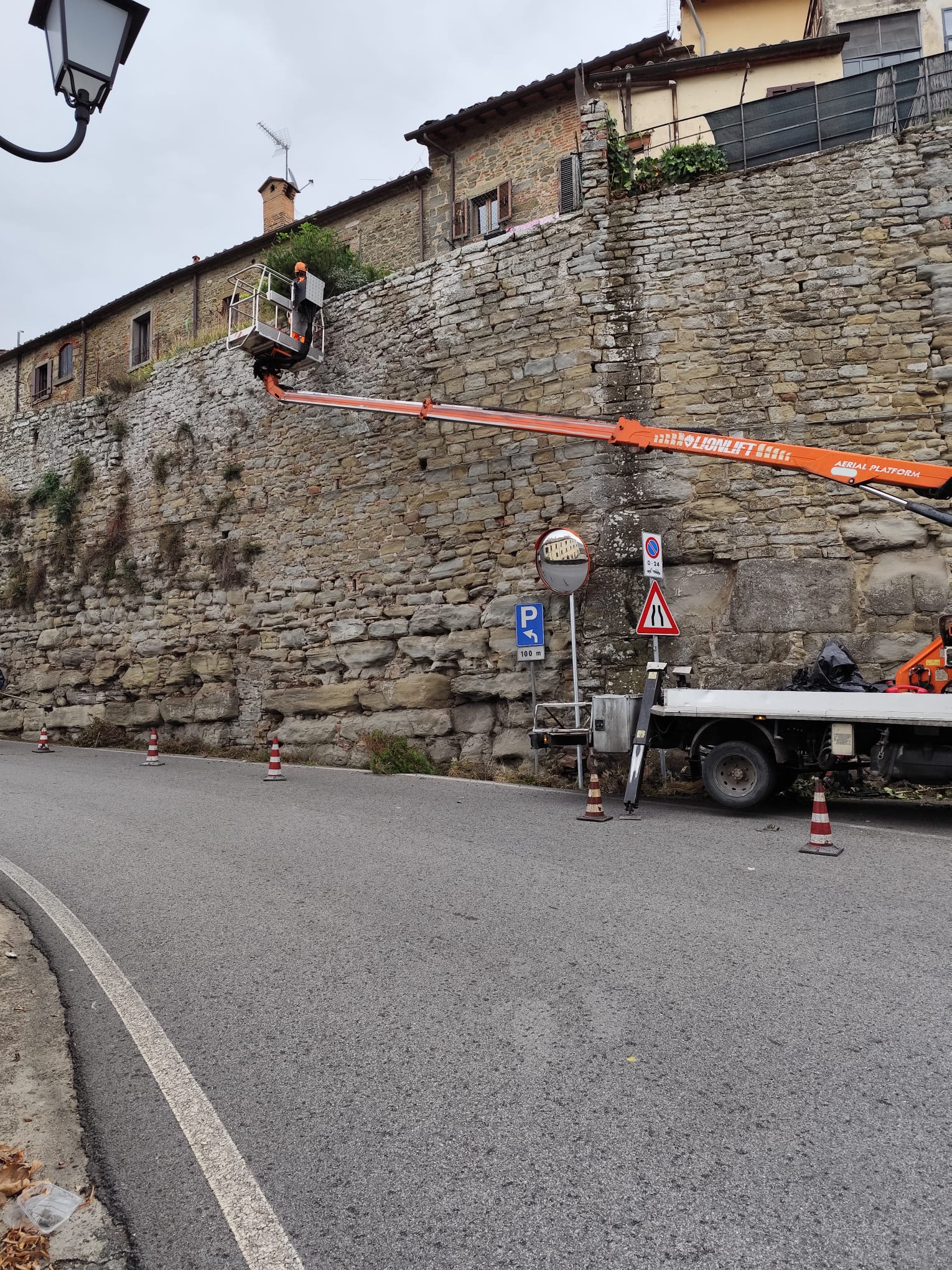 Cortona, iniziati i lavori di pulizia della cinta muraria