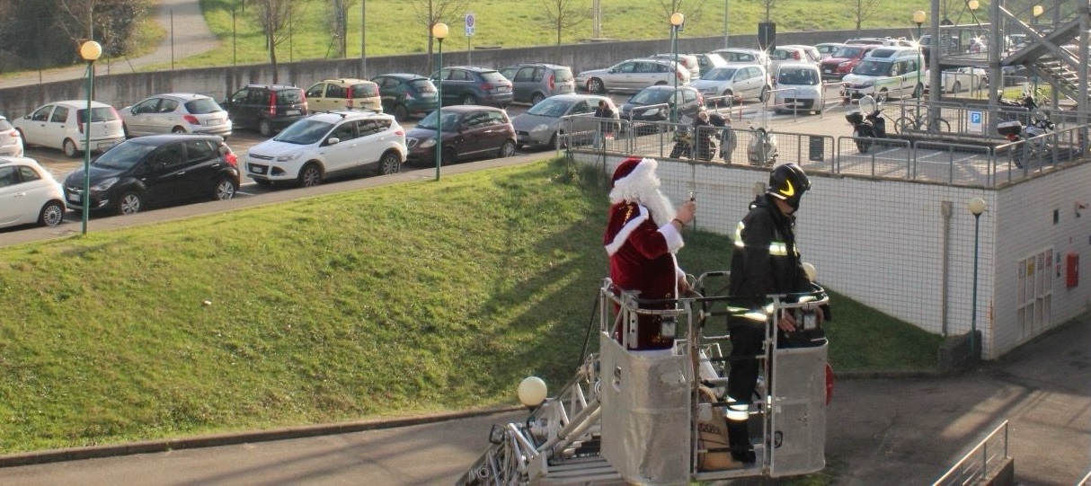 Ospedale San Donato: Babbo Natale arriva in pediatria con l’autoscala dei Vigili del Fuoco – Foto