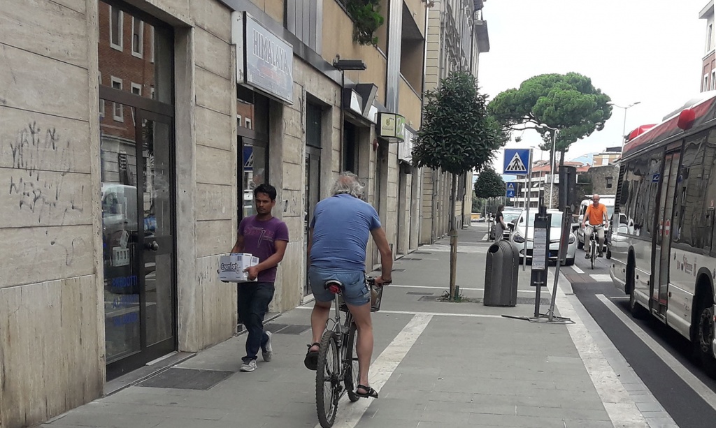 Ciclisti beffati: niente pista e marciapiedi vietati