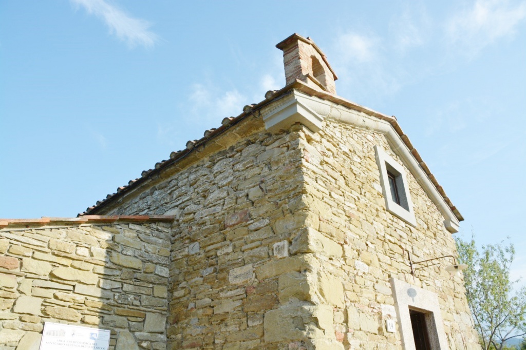 I Ladri di rame ora prendono di mira la collina etrusca Rubati 40 metri di doccia della chiesina Giusti