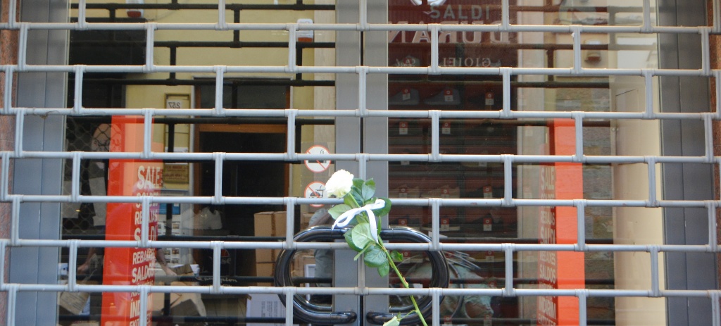 Una mano pietosa ha lasciato una rosa bianca sulla porta del negozio dove lavorava Stella