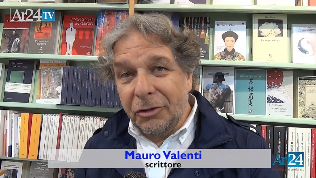 “Il condominio dei sospetti”, i segreti della borghesia di Arezzo nel nuovo giallo di Mauro Valenti – Video