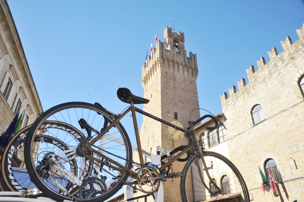 “La storia in bici” Da Torino a Roma pedalando per i 70 anni della Costituzione – FOTO