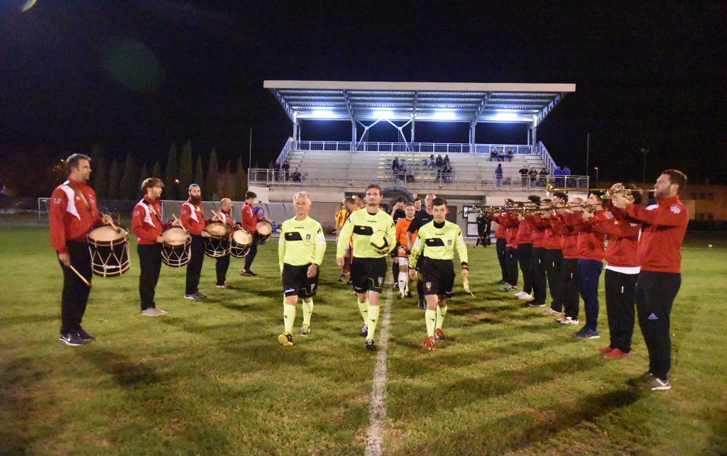 Triangolare per il Thevenin: i musici “suonano” Orgoglio Amaranto e la squadra dei giornalisti – FOTO