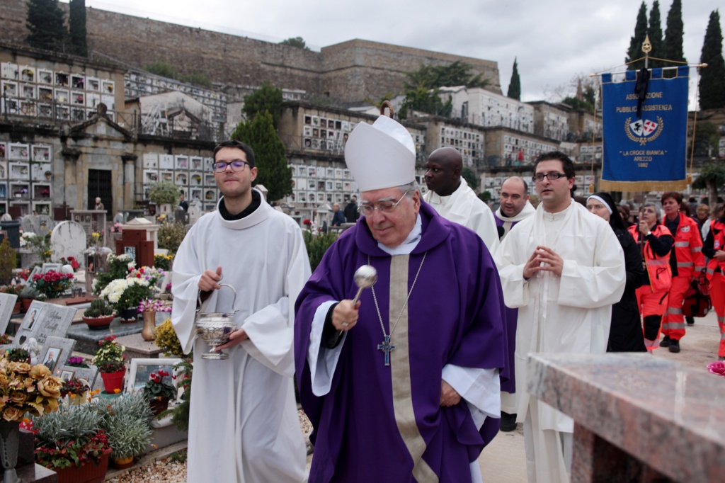 Commemorazione dei defunti, Messa al cimitero di Arezzo – FOTO