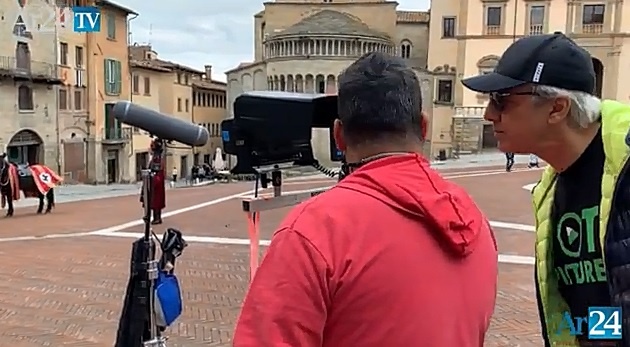 Poti Pictures in azione: ciak si gira in Piazza Grande ad Arezzo Ar24Tv