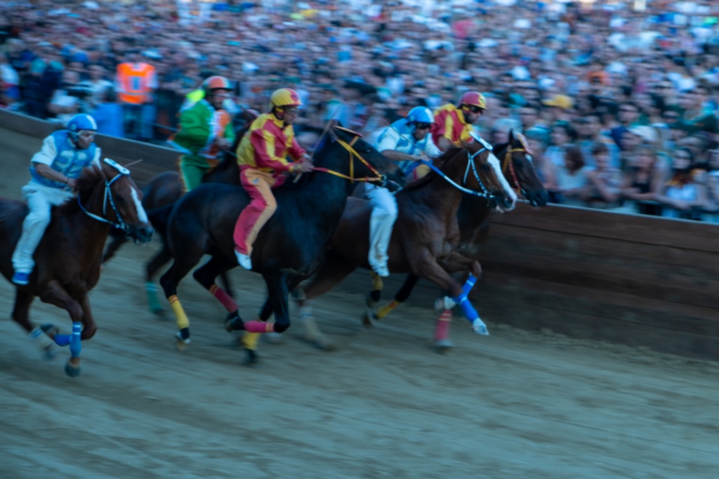 Palio, un tempo infinito come sospeso: volti ed emozioni di una giornata a Castiglion Fiorentino – Foto