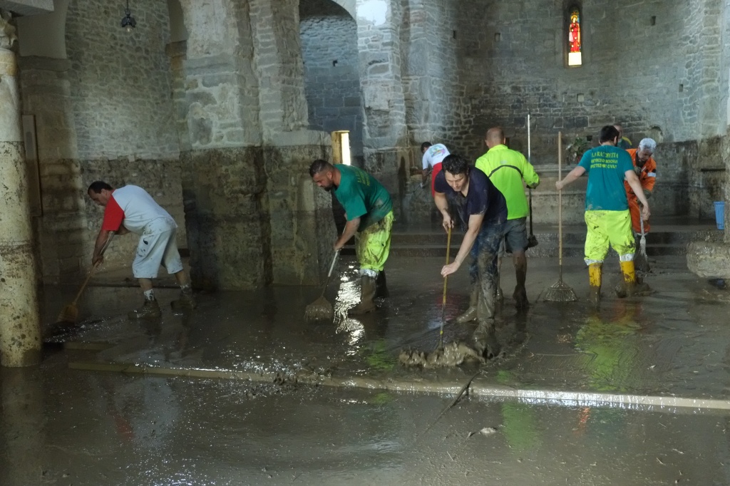 Alluvione Arezzo, viaggio per immagini nel disastro: lo sgombero della Pieve al Bagnoro – Foto #part3