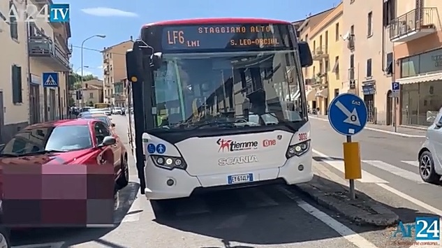 Arezzo: parcheggiatore selvaggio blocca autobus e traffico