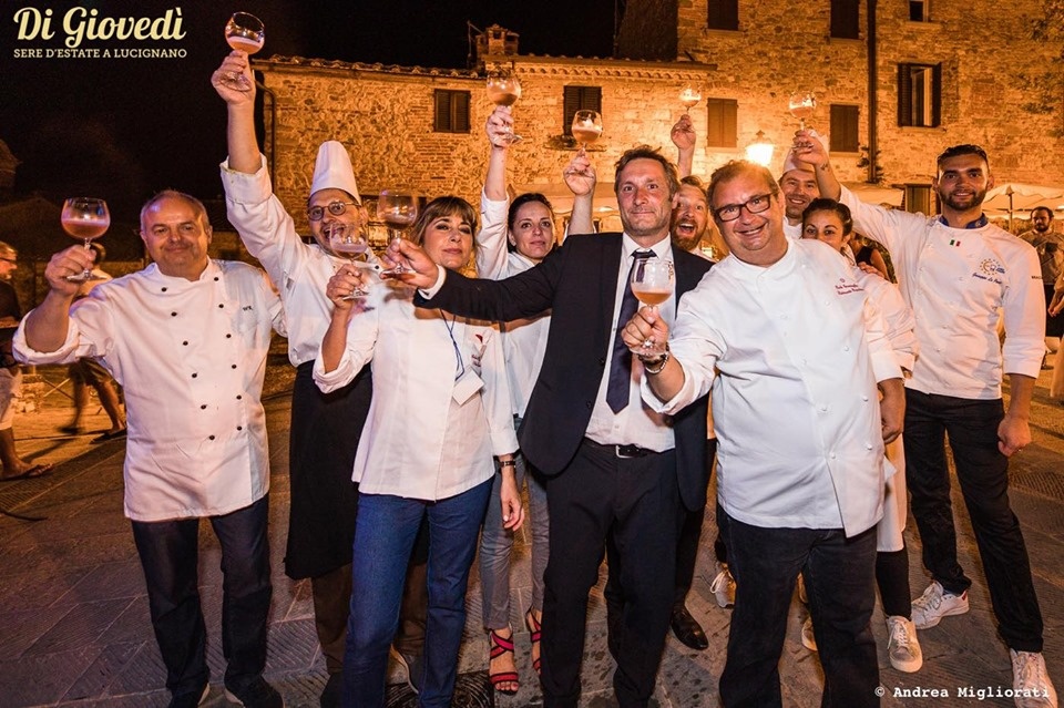 Lucignano brilla di struggente bellezza nella gran serata degli chef stellati – Foto