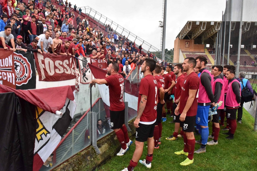 Arezzo Albinoleffe: al termine, capitan Cutolo e compagni sotto la curva – Foto