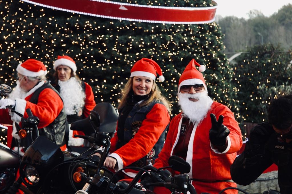 Valdichiana Outlet Village: la notte dei colori e l’invasione dei Babbo Natale in Harley Davidson