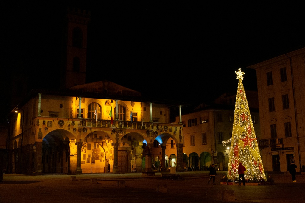 Nastri, palline e luccichii: le notti degli alberi di Natale #part2 – Foto