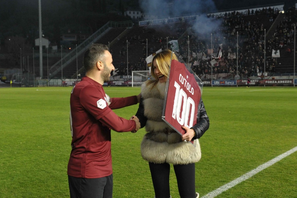 Arezzo riagguanta il Como all’ultimo respiro. Consegnata a Cutolo la maglia speciale per le 100 gare in amaranto