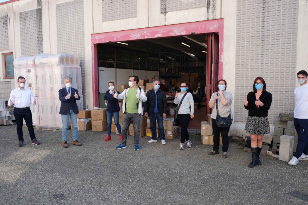 Arezzo, la consegna delle mascherine porta a porta: il gran lavoro di 150 volontari