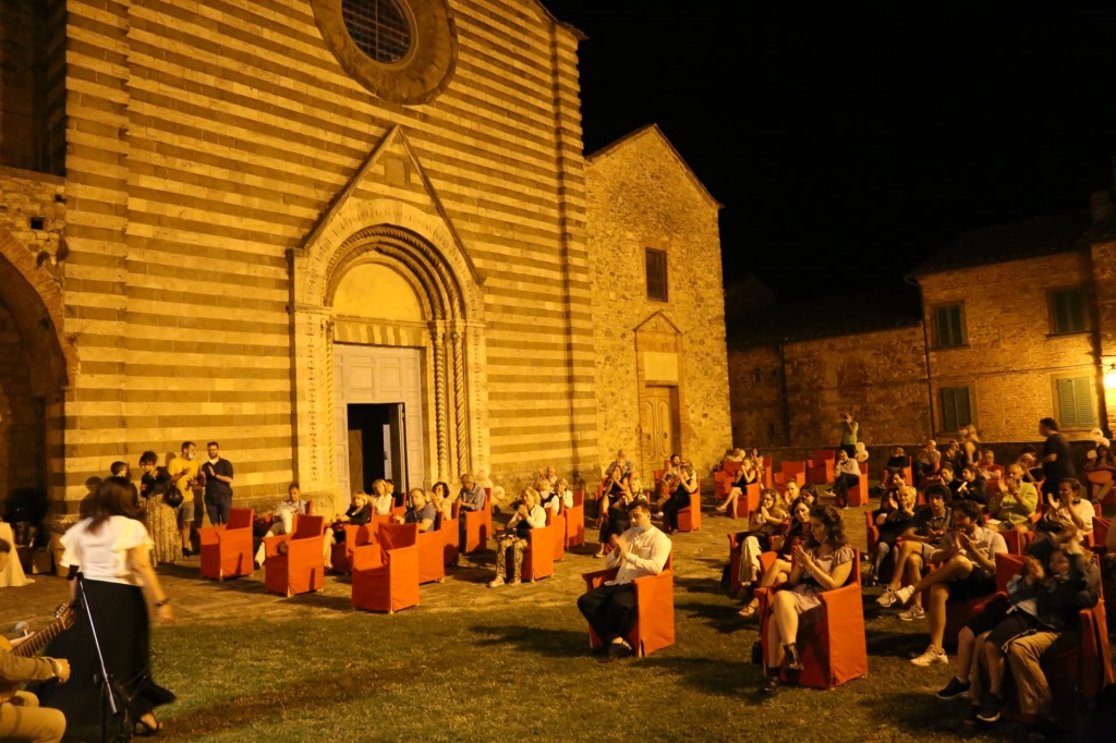 Notte romantica nell’incanto di Lucignano, uno dei Borghi più belli d’Italia – Foto