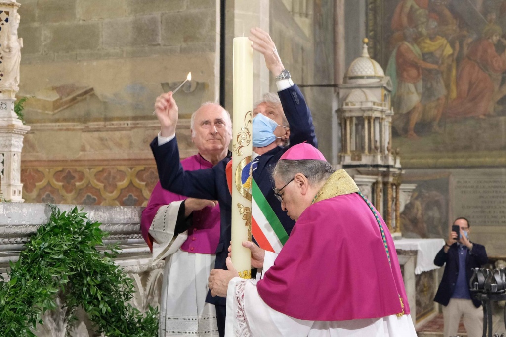 San Donato, l’offerta del cero in Cattedrale per 200