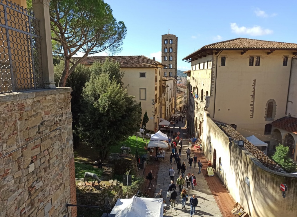 Fiera Antiquaria di ottobre: tour fra i banchi mentre Arezzo sceglie il sindaco