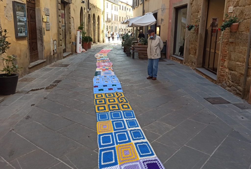 Multicolor e lunghissimo: il “Tappeto dei Ricordi” di Sansepolcro per immagini