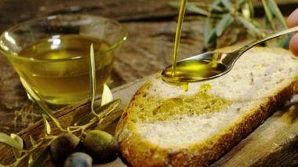 L’olio nuovo biologico di Fraternita arriva nelle scuole aretine