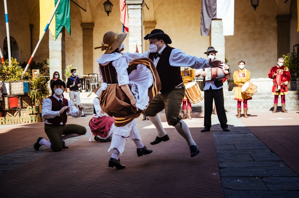 Lucignano, tanta voglia di Maggiolata: un flash mob per dare appuntamento a luglio