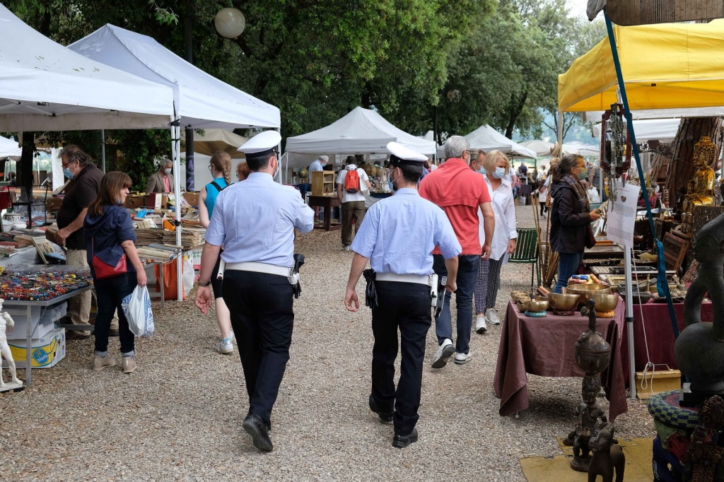 Fiera Antiquaria di Arezzo edizione di giugno nell’area verde del Prato: a spasso tra tante curiosità