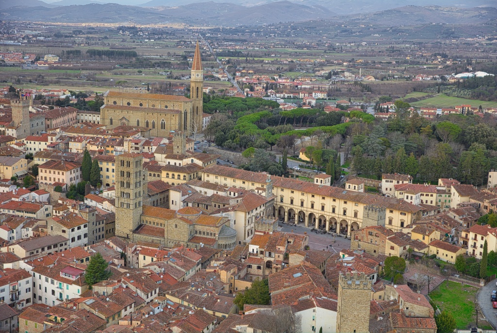 Arezzo, caldo peso come il Fanfani che legge Dante. Si risuda anche l’acqua del Battesimo