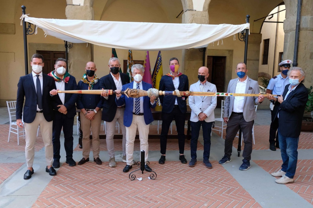 Il volto del Sommo Poeta nella Lancia d’oro: la straordinaria opera di Francesco Conti