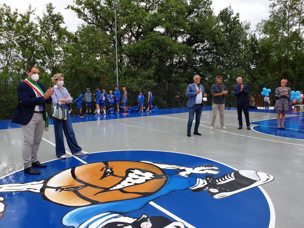 Poppi, nel segno dell’amicizia. Una grande festa per il taglio del nastro del campo da basket “Marco Benini” Ar24Tv