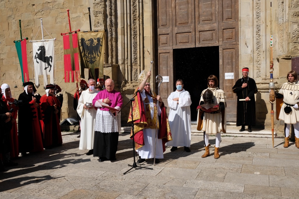 Giostra in bolla decisa da una bolla. Per il Vescovo Saracino a Spoleto. Calcio aretino col navigatore