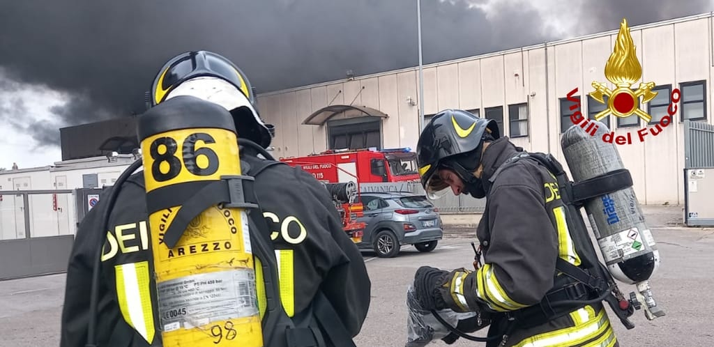 Incendio in galvanica: emergenza finita solo quando si tornerà a lavorare. Halloween festa aretina