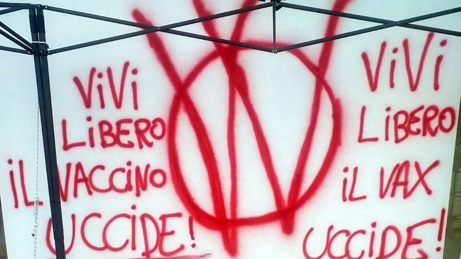 Consapevolmente delinquenti. Arezzo 24 ancora sotto attacco no vax