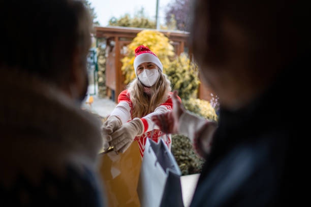 Impennata contagi, la stretta di Natale: mascherine Ffp2 per cinema e bus, chiuse le discoteche