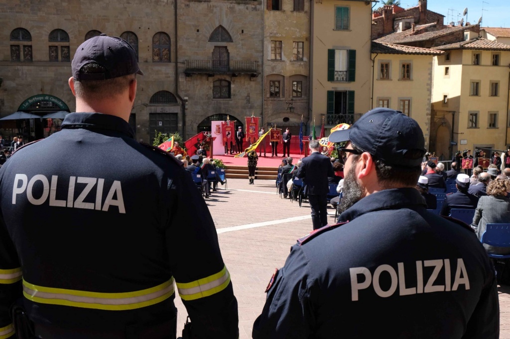 Tuffo suicida in Arno. Encomio all’agente che salvò la vita ad un giovane – Foto