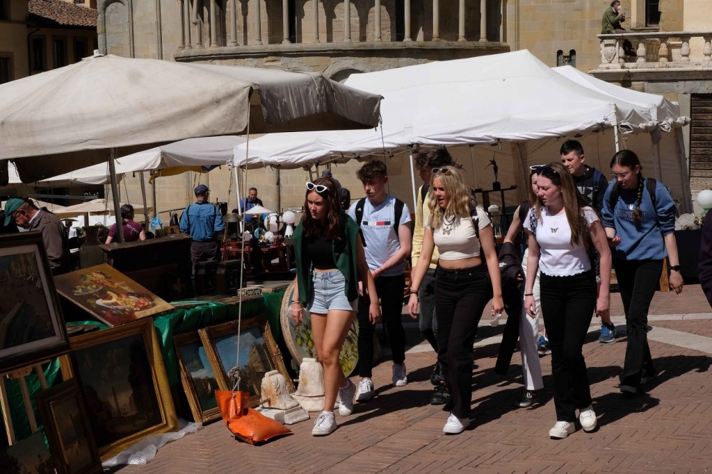 Primo maggio, tanti visitatori tra i banchi della Fiera Antiquaria di Arezzo – La gallery Arezzo24