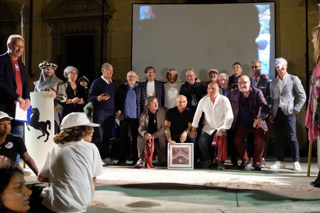 In Piazza Grande l’omaggio ad un Arezzo indimenticabile – Foto