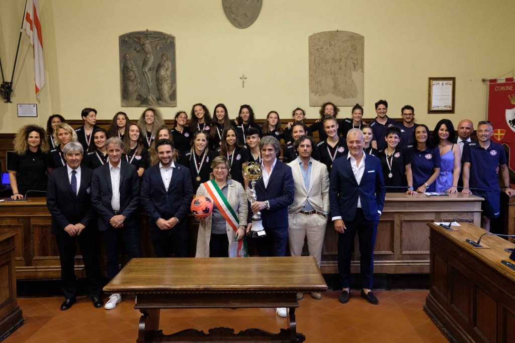 Le ragazze del calcio femminile aretino invadono Palazzo Cavallo – Foto