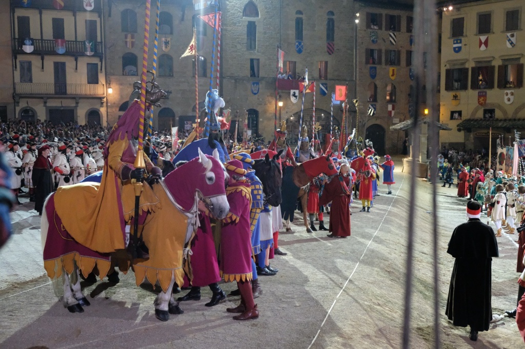 Giostra, lo schieramento in Piazza Grande: scenografia da 10 e lode. La gallery Arezzo 24