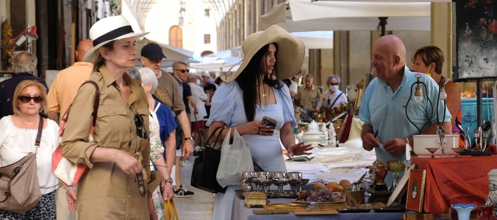 Antiquaria di luglio, irrinunciabile nonostante l’afa – Foto