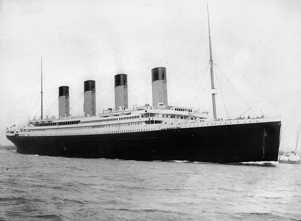 Sul Titanic di balla e si brinda mentre la nave si dirige verso l’iceberg