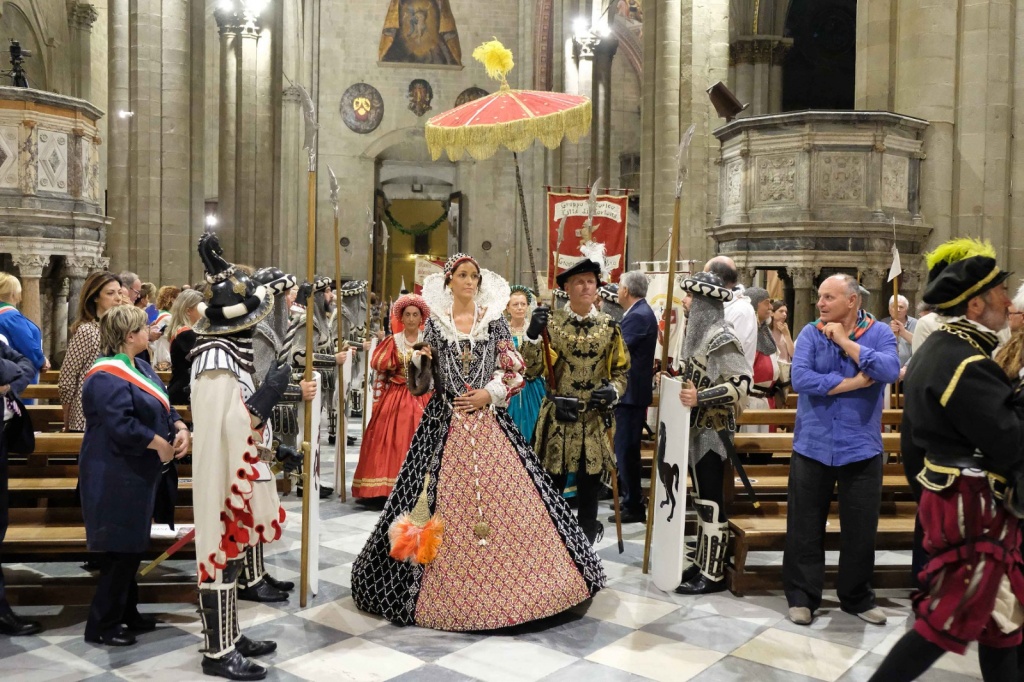 San Donato, offerta del cero: sindaci e gruppi storici in Cattedrale – Foto