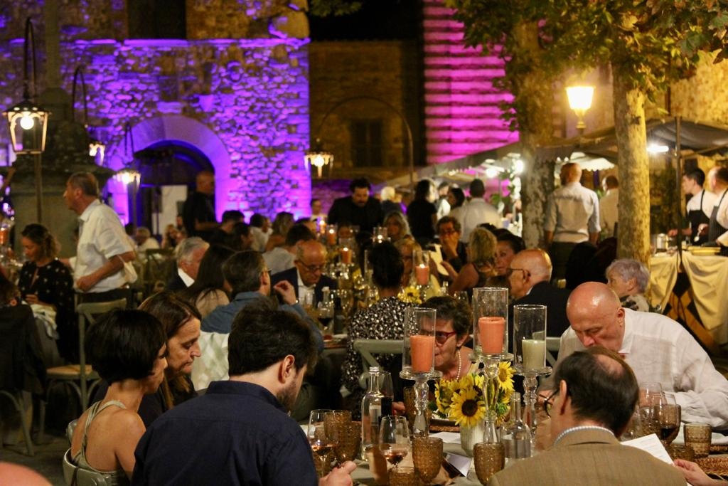 Lucignano incanta nella notte delle stelle cadenti con la cena in piazza – Foto