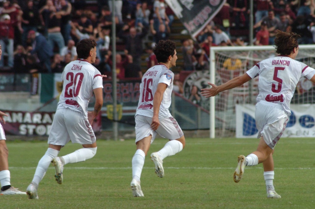 Arezzo, record di vittorie e sorrisi. Si rinnova la complicità con la curva – Foto