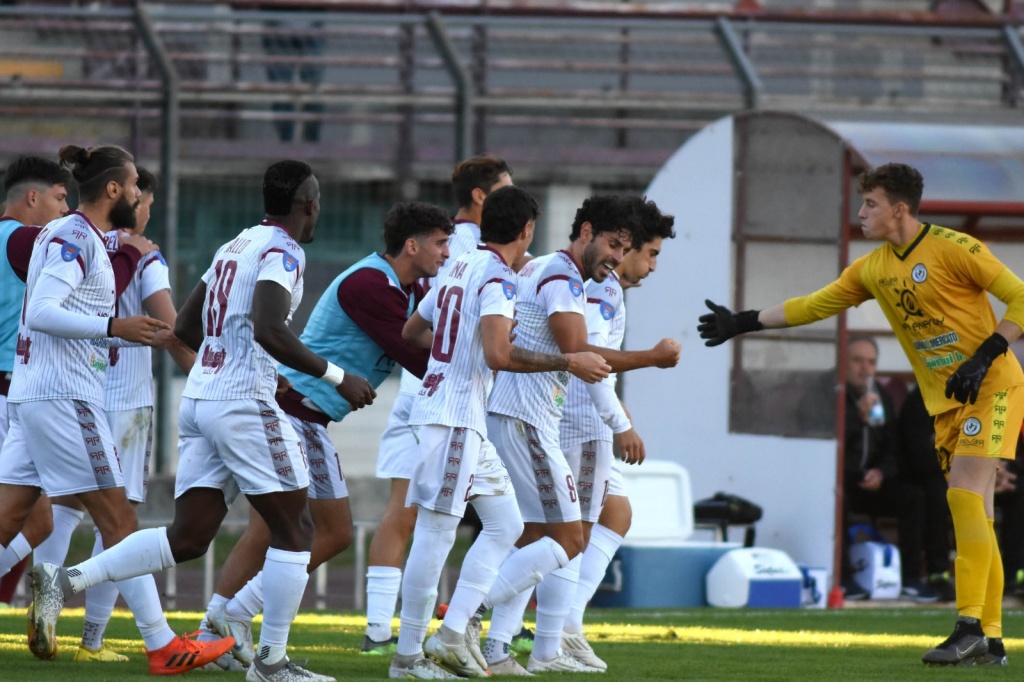 L’Arezzo in dieci rimonta il Livorno. Un pari che regala certezze – Foto