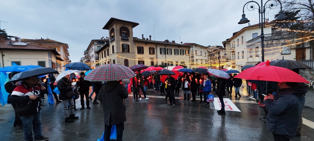 Arezzo, fiaccolata in piazza contro la finanziaria