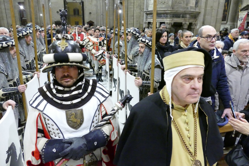 L’offerta dei ceri al Beato Gregorio X apre l’anno giostresco – Foto